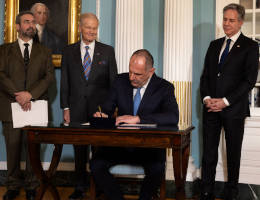 (Von links) Ioannis Daglis, Präsident des Hellenic Space Center, NASA-Administrator Bill Nelson und US-Außenminister Antony Blinken sehen zu, wie der griechische Außenminister Giorgos Gerapetritis am Rande des strategischen Dialogs zwischen den USA und Griechenland im Außenministerium in Washington am 9. Februar 2024 das Artemis-Abkommen unterzeichnet. (Bild: Offizielles Foto des US-Außenministeriums von Chuck Kennedy)